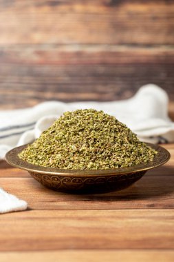 Kurumuş kekik yaprakları. Tahta bir arka planda kekik baharatı. Kuru baharat konsepti. Kapat.