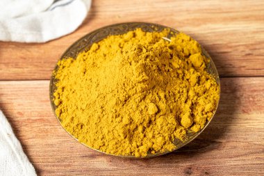 Köri Masala Tozu. Tahta arka planda bir kasede zerdeçal tozu ya da köri tozu. Hint baharatları. Kuru baharat konsepti. Kapat.