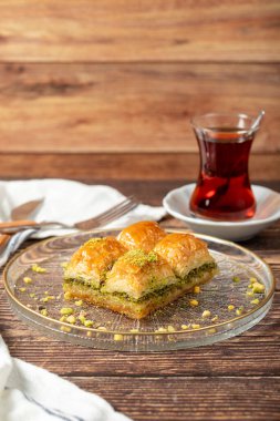 Türk fıstıklı baklava. Türk mutfağı lezzetleri. Ahşap arka planda Baklava. Kapat.