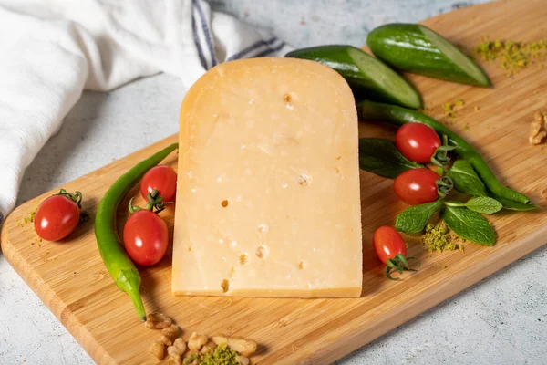 Gouda Cheese Piece Gouda Cheese Wooden Cutting Board Cheese Collection — Foto de Stock