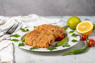 Gri zeminde kızarmış pirinç ve kıymalı köfte. Türk kadın köfteleri ya da kadinbudu kofte. Türk aperatiflerinin çeşitleri