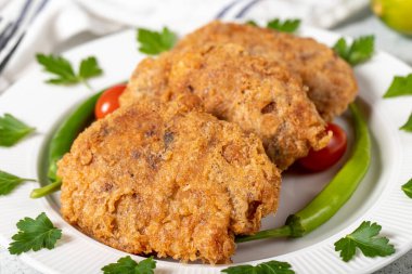 Gri zeminde kızarmış pirinç ve kıymalı köfte. Türk kadın köfteleri ya da kadinbudu kofte. Türk aperatiflerinin çeşitleri