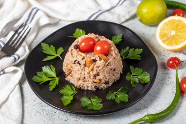 Çam fıstıklı pirinç ve gri zeminde badem. Bademli pilav. Aperatif çeşitleri. Ramazan yemeği. Kapat.