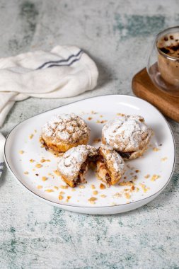 Taze kremalı pasta. Kremalı ve çikolatalı kek.