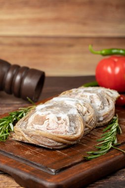 Kokorec. Ahşap servis tahtasında pişmemiş kokorec. Türk mutfağı lezzetleri. Koyun bağırsağından yapılmış bir yemek.