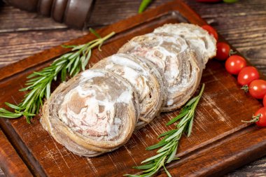 Kokorec. Ahşap servis tahtasında pişmemiş kokorec. Türk mutfağı lezzetleri. Koyun bağırsağından yapılmış bir yemek.