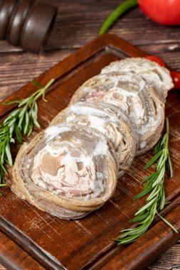 Kokorec. Ahşap servis tahtasında pişmemiş kokorec. Türk mutfağı lezzetleri. Koyun bağırsağından yapılmış bir yemek. Kapat.