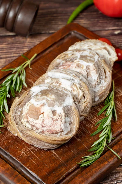 Kokorec. Ahşap servis tahtasında pişmemiş kokorec. Türk mutfağı lezzetleri. Koyun bağırsağından yapılmış bir yemek. Kapat.