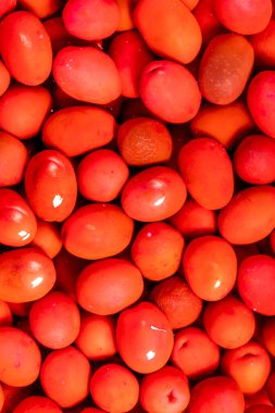 Pancar aromalı zeytin. Yakın plan kırmızı kalamata zeytin yığını