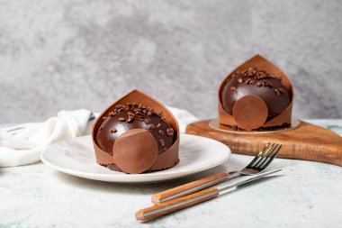 Küçük çikolatalı pasta. Pastane tatlıları. Lezzetli yuvarlak portakallı pasta, kremalı ve kurutulmuş.