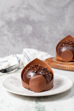 Çikolatalı pasta. Pastane tatlıları. Lezzetli yuvarlak portakallı pasta, kremalı ve kurutulmuş.