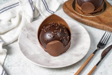 Çikolatalı pasta. Pastane tatlıları. Lezzetli yuvarlak portakallı pasta, kremalı ve kurutulmuş.