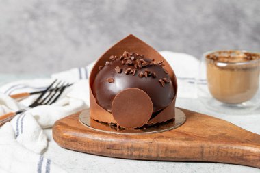 Çikolatalı pasta. Pastane tatlıları. Lezzetli yuvarlak portakallı pasta, kremalı ve kurutulmuş.