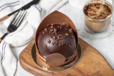 Çikolatalı pasta. Pastane tatlıları. Lezzetli yuvarlak portakallı pasta, kremalı ve kurutulmuş.