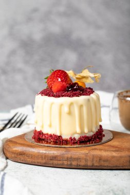 Meyveli kek. Pastane tatlıları. Lezzetli yuvarlak porsiyon kek, çilekli ve kremalı.