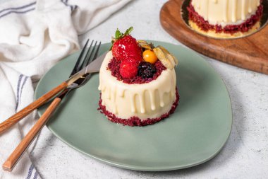 Meyveli kek. Pastane tatlıları. Lezzetli yuvarlak porsiyon kek, çilekli ve kremalı.