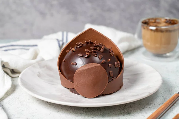 stock image Chocolate cake. Bakery desserts. Delicious round portion cake with cream and dragee filling. Close up