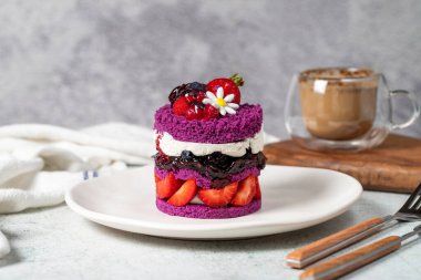 Katmanlı meyveli pasta. Çilekli kek, ahududu sosu ve kaymaklı krema. Pastane Tatlıları