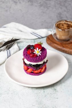 Katmanlı meyveli pasta. Çilekli kek, ahududu sosu ve kaymaklı krema. Pastane Tatlıları