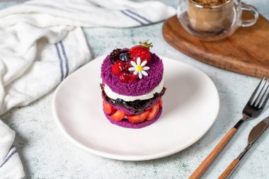 Katmanlı meyveli pasta. Çilekli kek, ahududu sosu ve kaymaklı krema. Pastane Tatlıları