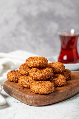 Susamlı kurabiye. Taş zeminde tuzlu susamlı kurabiye.