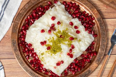 Gullac tatlısı. Ramazan ayı için özel yapılmış sütlü tatlı. Geleneksel Türk mutfağı lezzetleri. Bakır tabakta gullac tatlısı. Üst görünüm