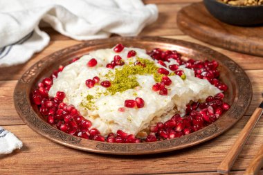 Gullac tatlısı. Ramazan ayı için özel yapılmış sütlü tatlı. Geleneksel Türk mutfağı lezzetleri. Bakır tabakta gullac tatlısı