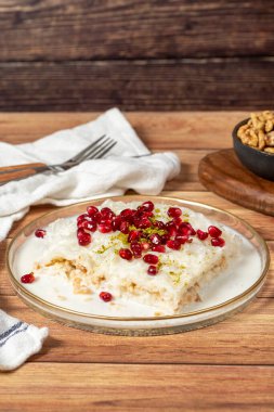 Gullac tatlısı. Ramazan ayı için özel yapılmış sütlü tatlı. Geleneksel Türk mutfağı lezzetleri. Tabakta gullac tatlısı
