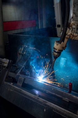 Endüstriyel kaynak robotu. Kaynak kodlu robot çalışıyor. Dijital üretim operasyonu. Sektör 4.0