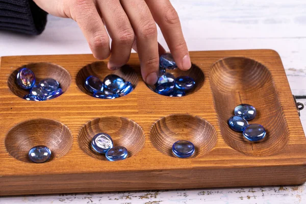 Mangala oyun tahtası ve cam misketler. Tarihi Türk oyunu mangala