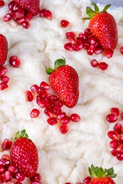 Gullac tatlısı. Geleneksel Ramazan tatlısı. Nar ve çilekli gullac tatlısı yakın plan.