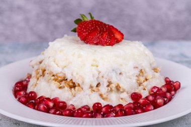 Gullac tatlısı. Geleneksel Ramazan tatlısı. Nar ve çilekli bir Gullac tatlısı. Kapat.
