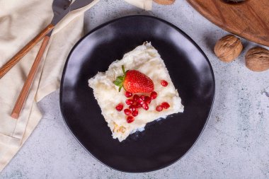 Gullac tatlısı. Geleneksel Ramazan tatlısı. Nar ve çilekli bir Gullac tatlısı. Üst görünüm