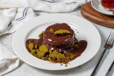 Çikolatalı pasta ve sıvı çikolata sosu..