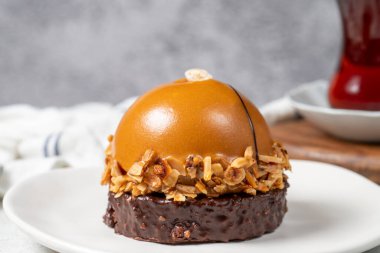 Yuvarlak karamelli kek. Fındık ve kremalı pasta. Kapat..