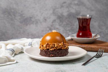 Yuvarlak karamelli kek. Fındık ve kremalı turta.