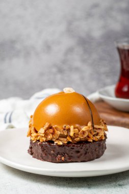 Yuvarlak karamelli kek. Fındık ve kremalı turta.