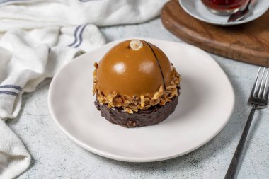 Yuvarlak karamelli kek. Fındık ve kremalı turta.