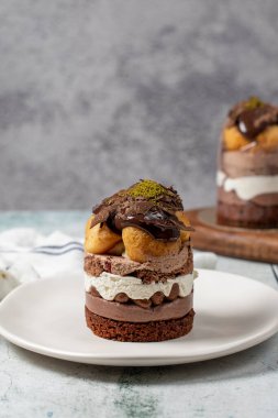 Katmanlı profiterol keki. Krem şanti, çikolata ve fıstık keki..