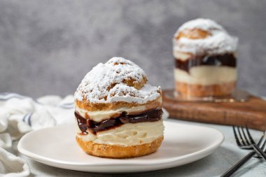 Kremalı kek ve sıvı çikolata dolgulu. Pudra şekerli kek. Kapat..