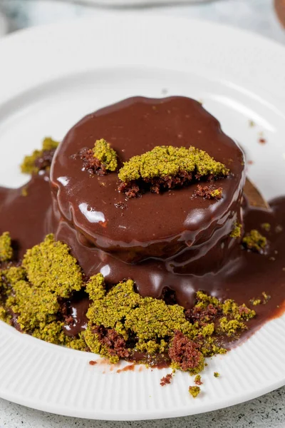 Chokladkaka Med Flytande Chokladsås Närbild — Stockfoto