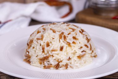 Pirinç yemeği. Türk usulü pirinç pilavı. Yerel adı Arpa Sehriyeli Pilav. Kapat.