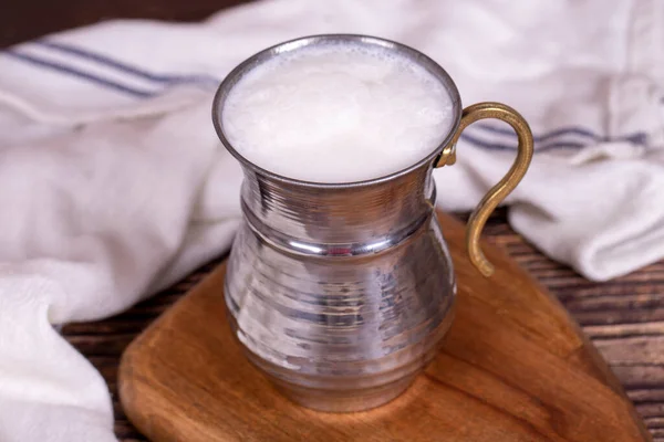 Latticello Latticello Frizzante Bicchiere Ferro Bevanda Preparata Con Yogurt Acqua — Foto Stock