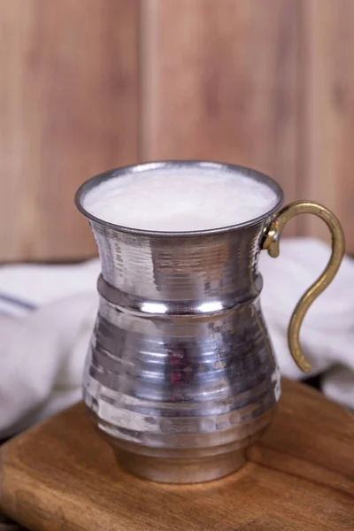 Karnemelk Sprankelende Karnemelk Een Ijzeren Glas Drank Bereid Met Yoghurt — Stockfoto