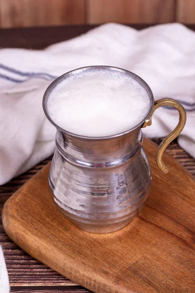 Karnemelk Sprankelende Karnemelk Een Ijzeren Glas Drank Bereid Met Yoghurt — Stockfoto