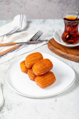 Tulumba tatlısı. Ramazan tatlısı. Geleneksel Türk mutfağı lezzetleri. Gri arka planda şuruplu Tulumba tatlısı..