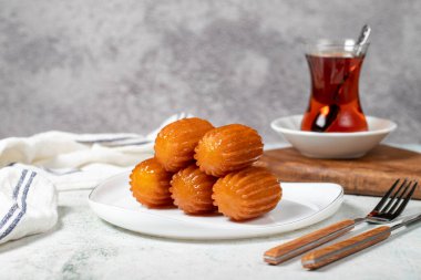 Tulumba tatlısı. Ramazan tatlısı. Geleneksel Türk mutfağı lezzetleri. Gri arka planda şuruplu Tulumba tatlısı..