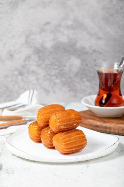 Tulumba tatlısı. Ramazan tatlısı. Geleneksel Türk mutfağı lezzetleri. Gri arka planda şuruplu Tulumba tatlısı..