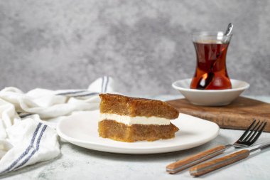 Kremalı ekmek kadayif. Ortasına krema doldurulmuş ekmek kadayif. Geleneksel Türk mutfağı lezzetleri. Kapat. Yerel adı ekmek kadayifi