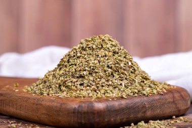 Kekik baharatı. Tahta servis tahtası kurumuş kekik yaprağı. Baharat konsepti. Kapat.